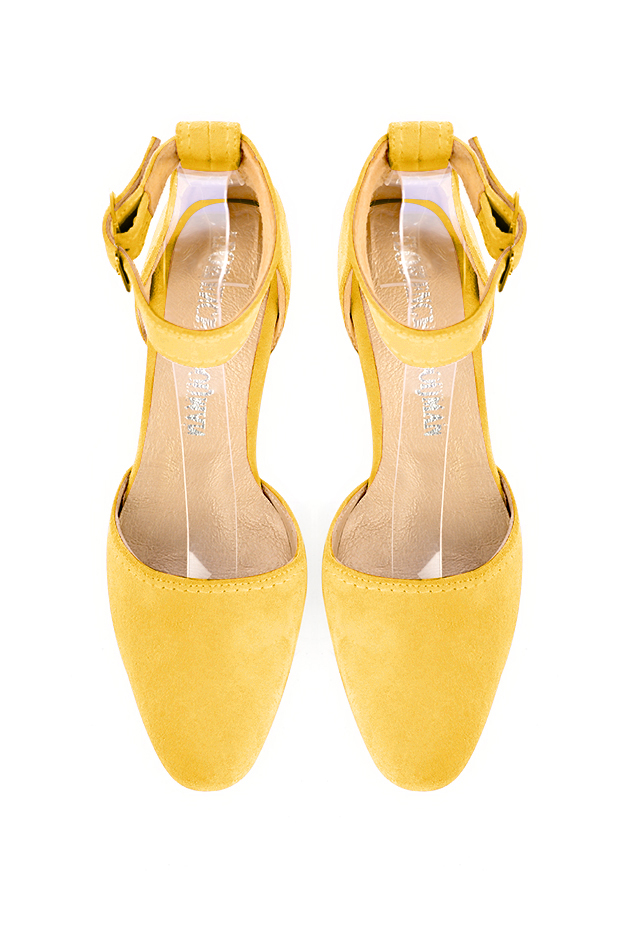 Women's yellow open side dress shoes, with a strap around the ankle. Round toe. Low kitten heels - Top view